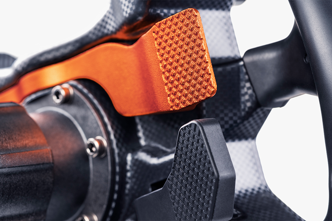 CSL Elite Steering Wheel McLaren GT3 V2 + QR2 Pro Wheel-side
